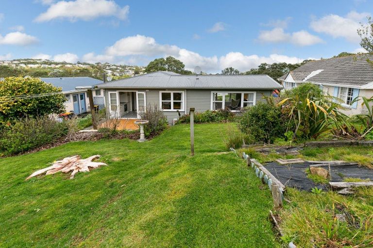 Photo of property in 16 Stewart Drive, Newlands, Wellington, 6037