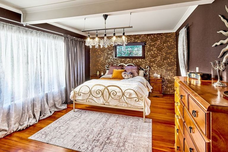 Photo of property in 70 Winara Avenue, Waikanae, 5036