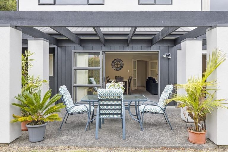 Photo of property in 21 Newbury Place, Schnapper Rock, Auckland, 0632