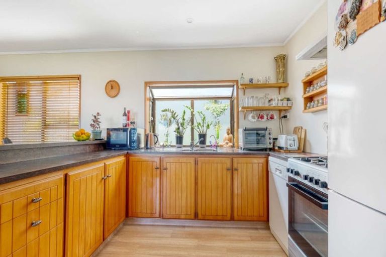 Photo of property in 24 Bay View Road, Cable Bay, 0420