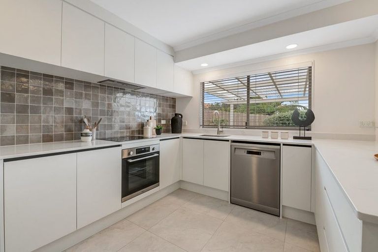 Photo of property in 6 Fulmar Way, Unsworth Heights, Auckland, 0632