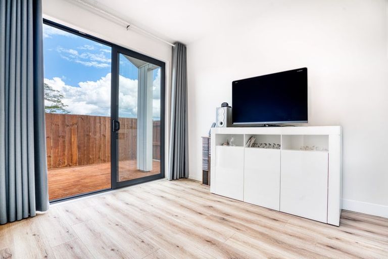 Photo of property in 30 Morus Road, Massey, Auckland, 0614