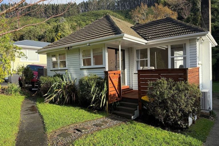Photo of property in 60 Chester Road, Tawa, Wellington, 5028