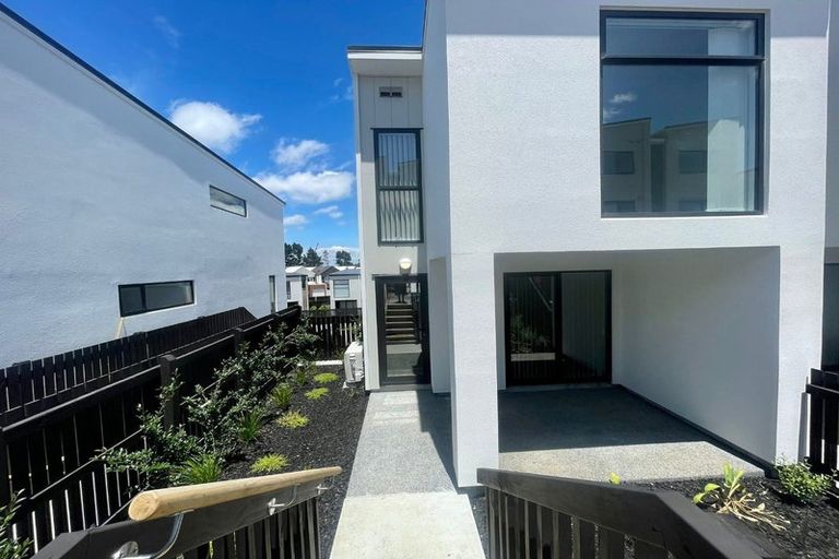 Photo of property in 2 Mikoikoi Crescent, Mangere Bridge, Auckland, 2022
