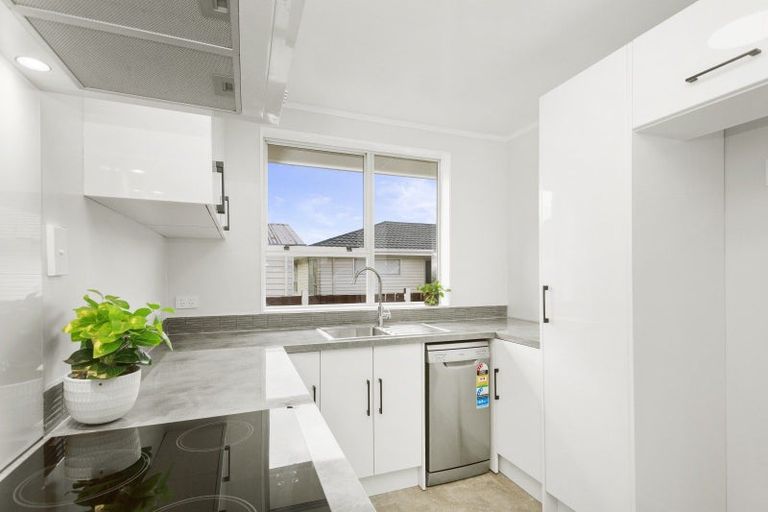 Photo of property in 2/12 Tacoma Drive, Totara Park, Upper Hutt, 5018