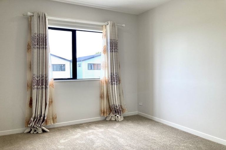 Photo of property in 32 Pilot Drive, Hobsonville, Auckland, 0616