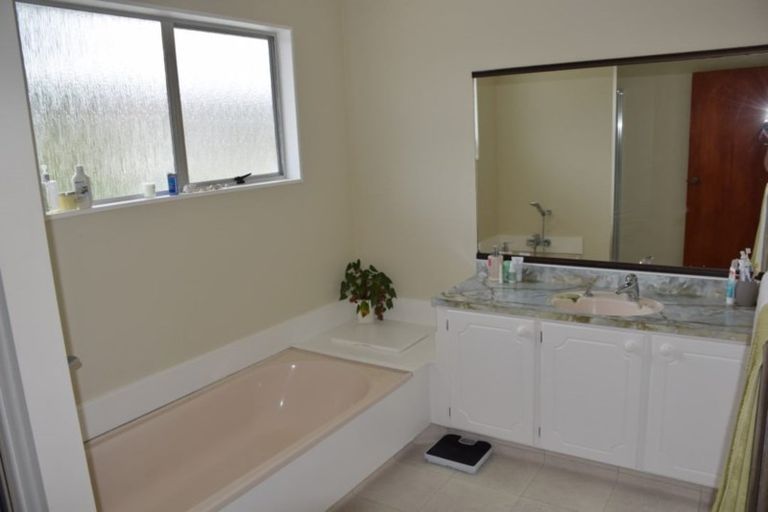 Photo of property in 68 Kohekohe Street, New Lynn, Auckland, 0600