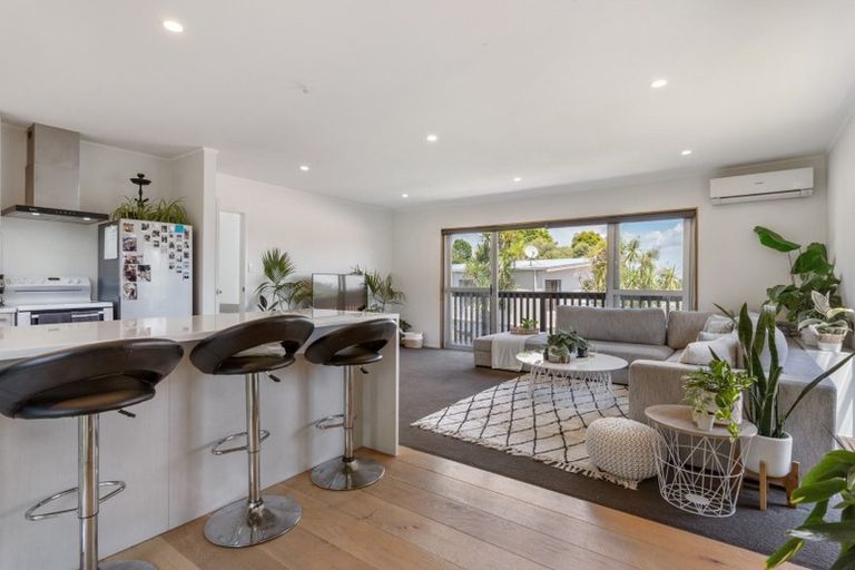 Photo of property in 2/76 Heathcote Road, Castor Bay, Auckland, 0620