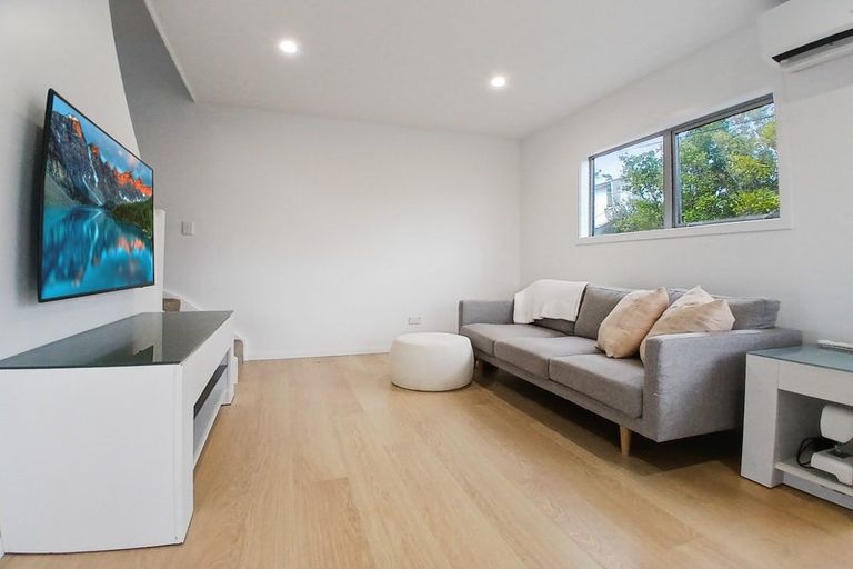 Photo of property in 2/23 Park Road, Glenfield, Auckland, 0629