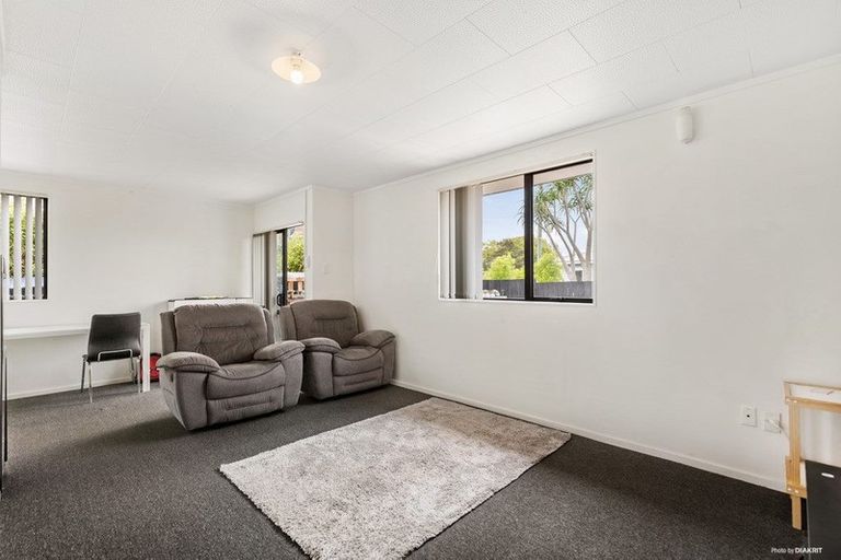 Photo of property in 2/8 Christmas Road, Manurewa, Auckland, 2102
