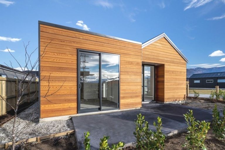 Photo of property in 2 Matakanui Lane, Wanaka, 9305