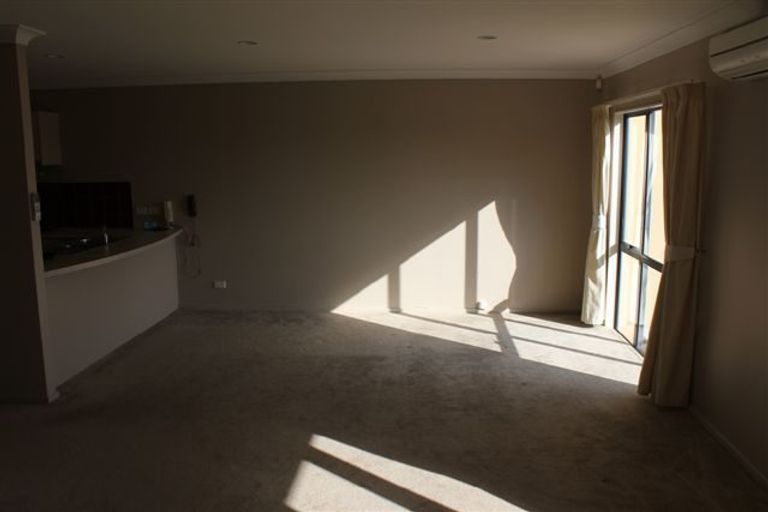 Photo of property in 2/14 Ponderosa Drive, Oteha, Auckland, 0632