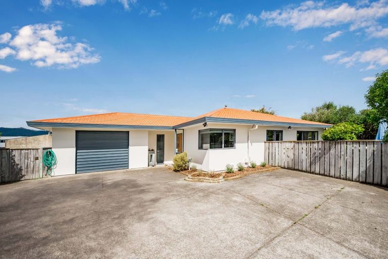 Photo of property in 18 Robert Grove, Paraparaumu, 5032