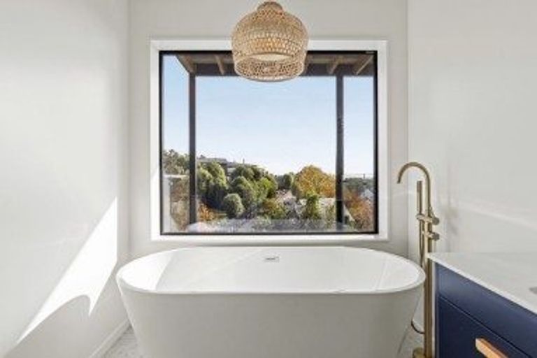 Photo of property in 17 Luxton Place, Mount Pleasant, Christchurch, 8081