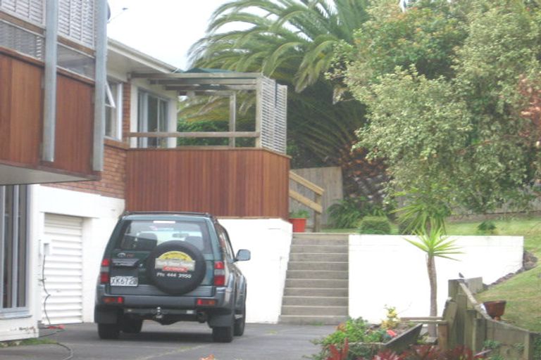 Photo of property in 1/5 Holdaway Avenue, Northcote, Auckland, 0627