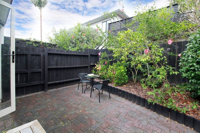 Photo of property in 2 Harbour Lights Close, West Harbour, Auckland, 0618