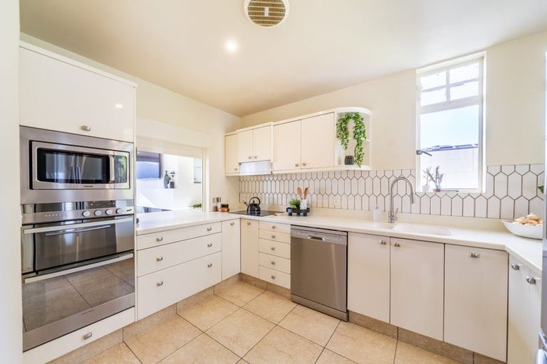 Photo of property in 4/154 Oriental Parade, Oriental Bay, Wellington, 6011