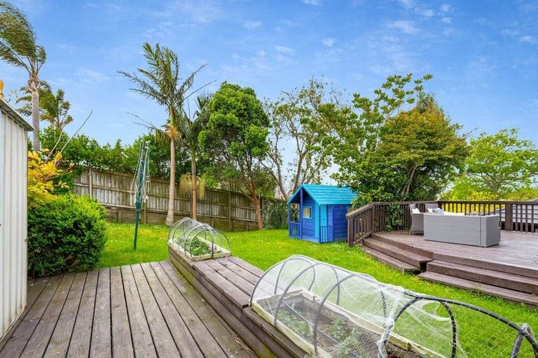 Photo of property in 116 Whangaparaoa Road, Red Beach, 0932