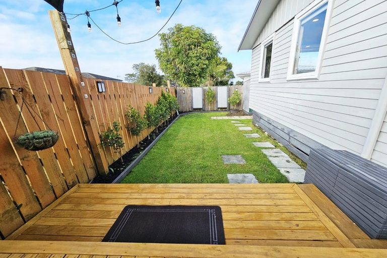 Photo of property in 3/93 Hobsonville Road, West Harbour, Auckland, 0618