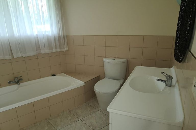 Photo of property in 90 Beach Road, Mellons Bay, Auckland, 2014