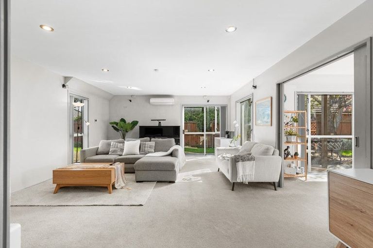 Photo of property in 31 Brockhall Lane, Avonhead, Christchurch, 8042