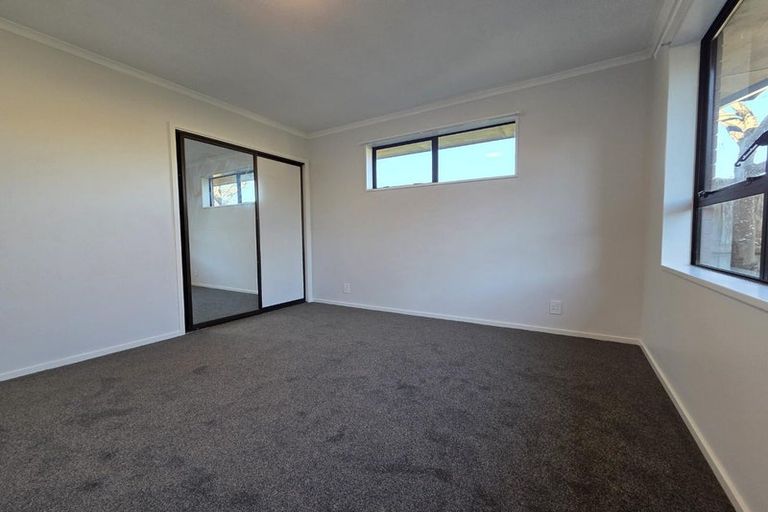 Photo of property in 2/3 Pinehurst Crescent, Russley, Christchurch, 8042