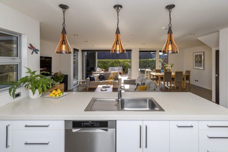 Photo of property in 21 Metzenthin Close, Raumati South, Paraparaumu, 5032