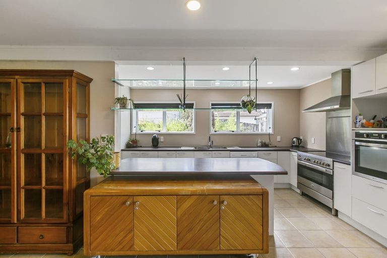 Photo of property in 9 Woodhouse Place, West Harbour, Auckland, 0618