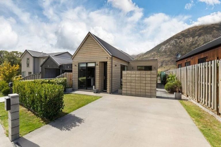 Photo of property in 24 Huxley Place, Lake Hayes, Queenstown, 9304