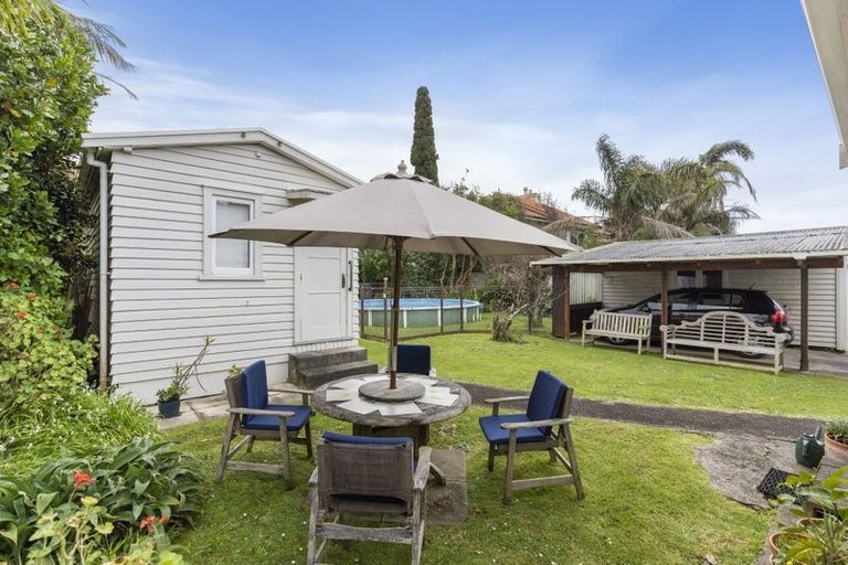 Photo of property in 16 Ocean View Road, Milford, Auckland, 0620