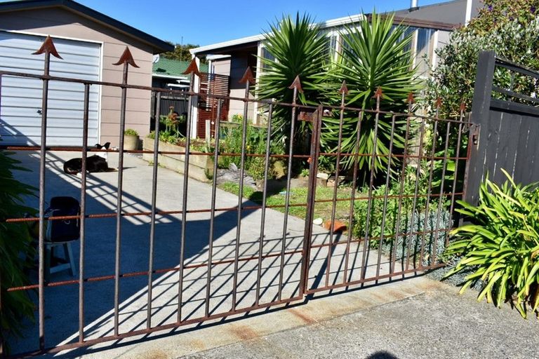 Photo of property in 17 Peel Street, Westport, 7825