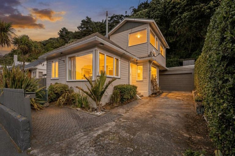Photo of property in 318 Queens Drive, Lyall Bay, Wellington, 6022