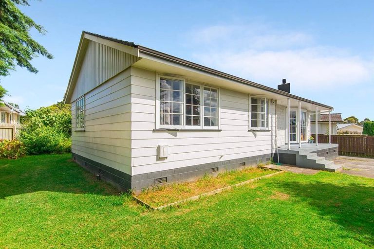 Photo of property in 42 Staverton Crescent, Mangere, Auckland, 2022