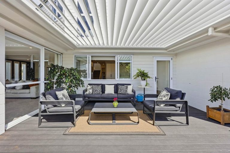 Photo of property in 2 Callender Place, Shelly Park, Auckland, 2014
