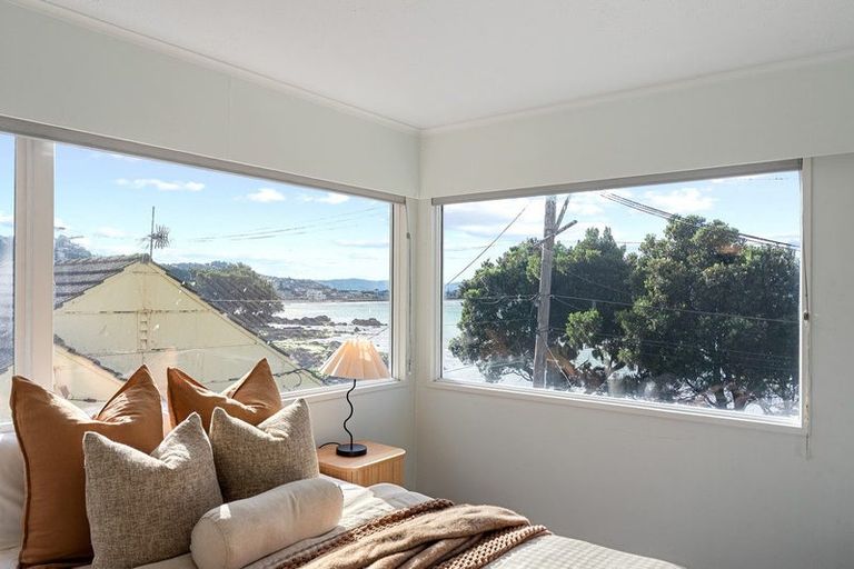Photo of property in 318 Queens Drive, Lyall Bay, Wellington, 6022