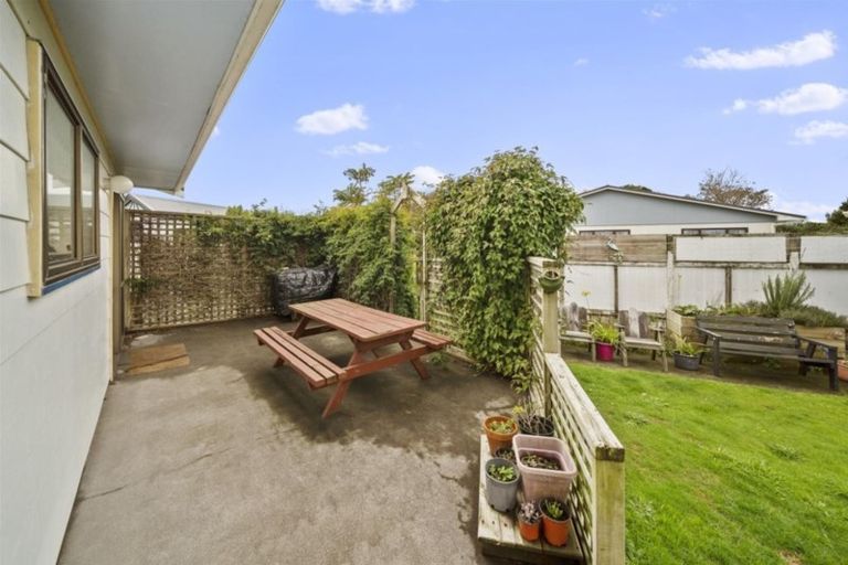 Photo of property in 16 Manuka Place, Hawera, 4610