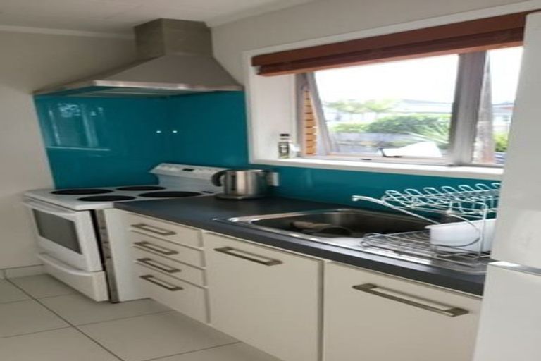 Photo of property in 2 Rehia Road, Massey, Auckland, 0614