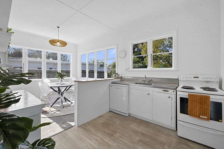 Photo of property in 9d Paynters Avenue, Strandon, New Plymouth, 4312