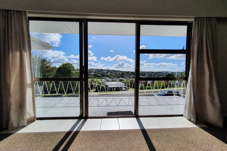 Photo of property in 19 Shanaway Rise, Hillcrest, Auckland, 0627