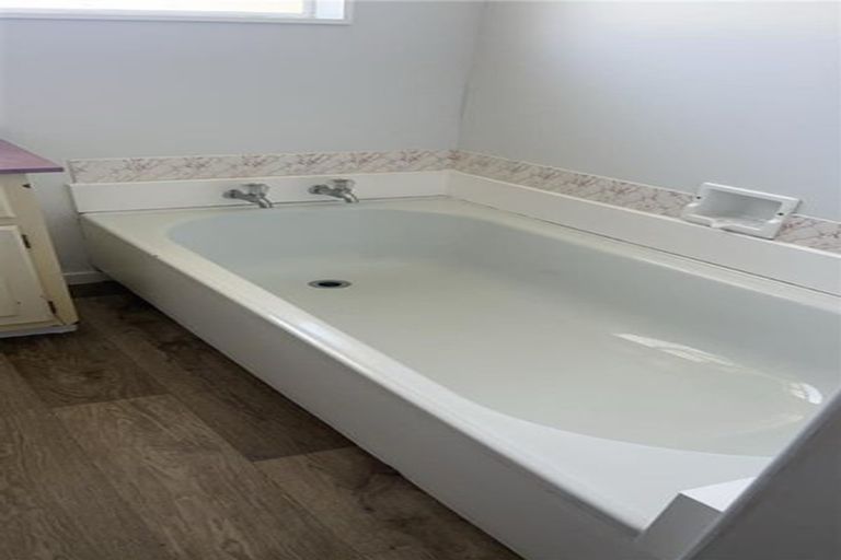 Photo of property in 28 Heather Street, Levin, 5510