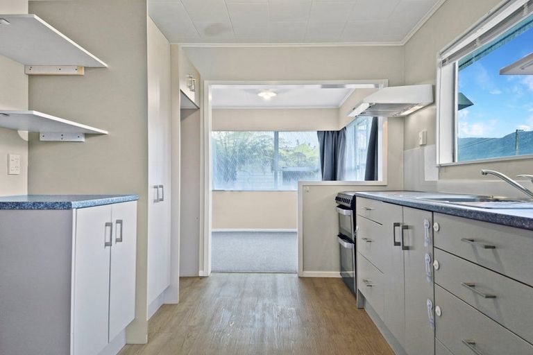 Photo of property in 32 Matthews Road, Wainuiomata, Lower Hutt, 5014