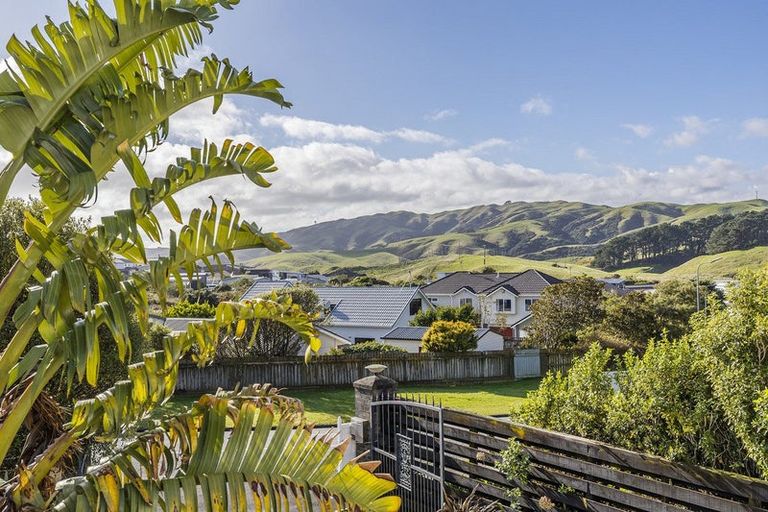 Photo of property in 78 Grays Road, Camborne, Porirua, 5026