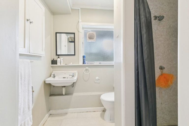 Photo of property in 18 Putnam Street, Northland, Wellington, 6012