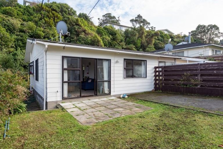 Photo of property in 42a Salford Street, Newlands, Wellington, 6037
