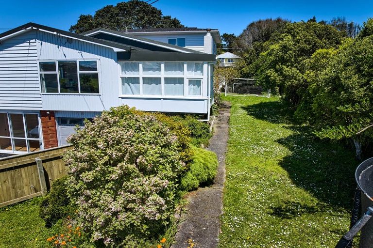 Photo of property in 18a Robert Street, Newlands, Wellington, 6037