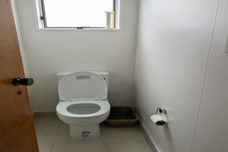 Photo of property in 1/7 Sovereign Place, Glenfield, Auckland, 0629