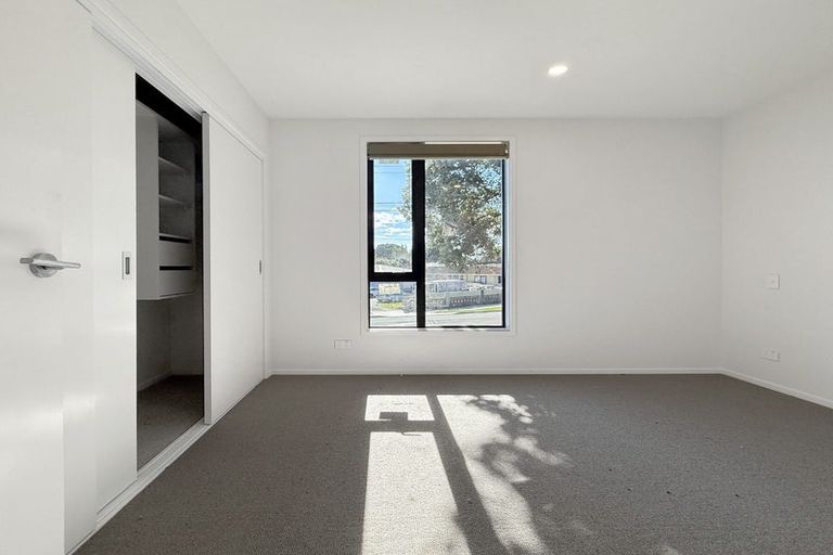 Photo of property in 2/51 Yeovil Road, Te Atatu Peninsula, Auckland, 0610