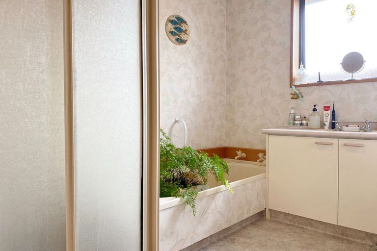 Photo of property in 32 Bowen Street, Upper Riccarton, Christchurch, 8041