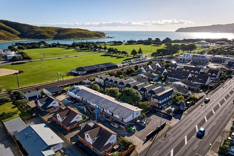 Photo of property in 3/35 Mana Esplanade, Paremata, Porirua, 5026