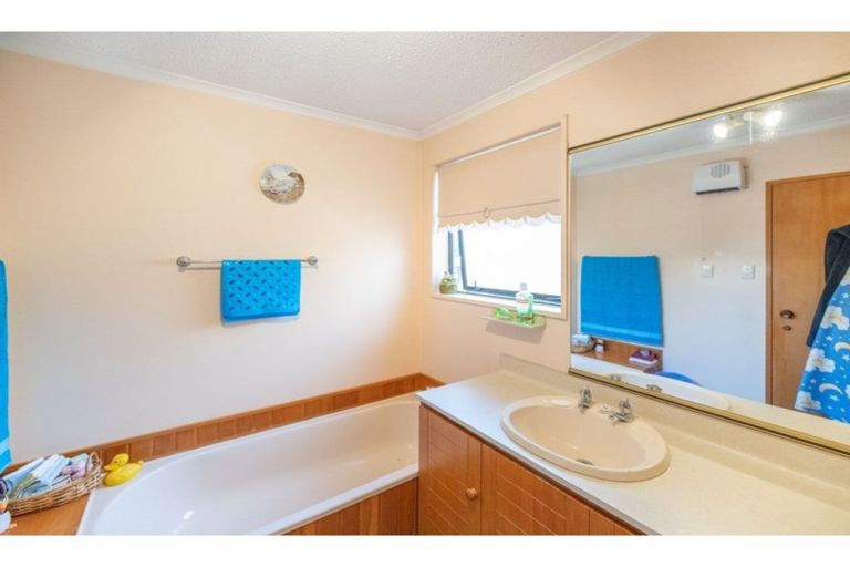 Photo of property in 2/9a Kingham Place, Avonhead, Christchurch, 8042